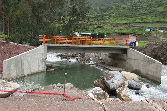 ポクパ村での橋の建設の写真
