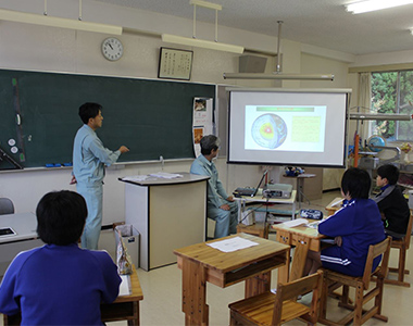 Staff of Okuaizu Geothermal Co., Ltd. visited local elementary school